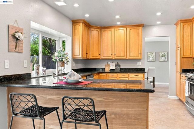 148 Valley Oak Ln, Vallejo, CA 94591