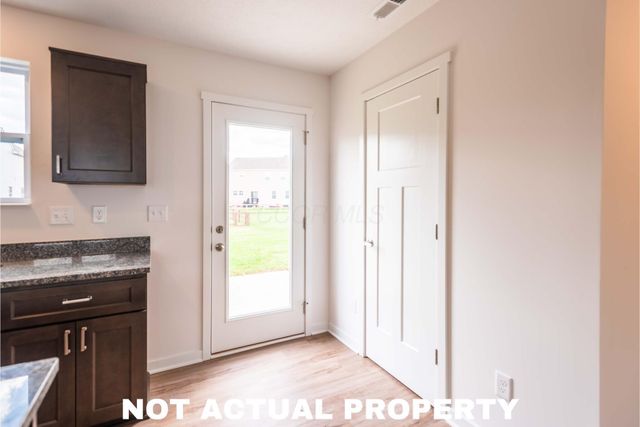 39 Hemingway Avenue, Ashville, OH 43103