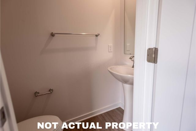 39 Hemingway Avenue, Ashville, OH 43103