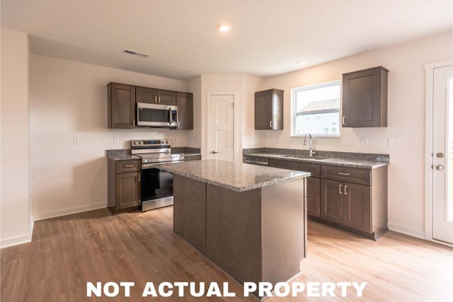 39 Hemingway Avenue, Ashville, OH 43103