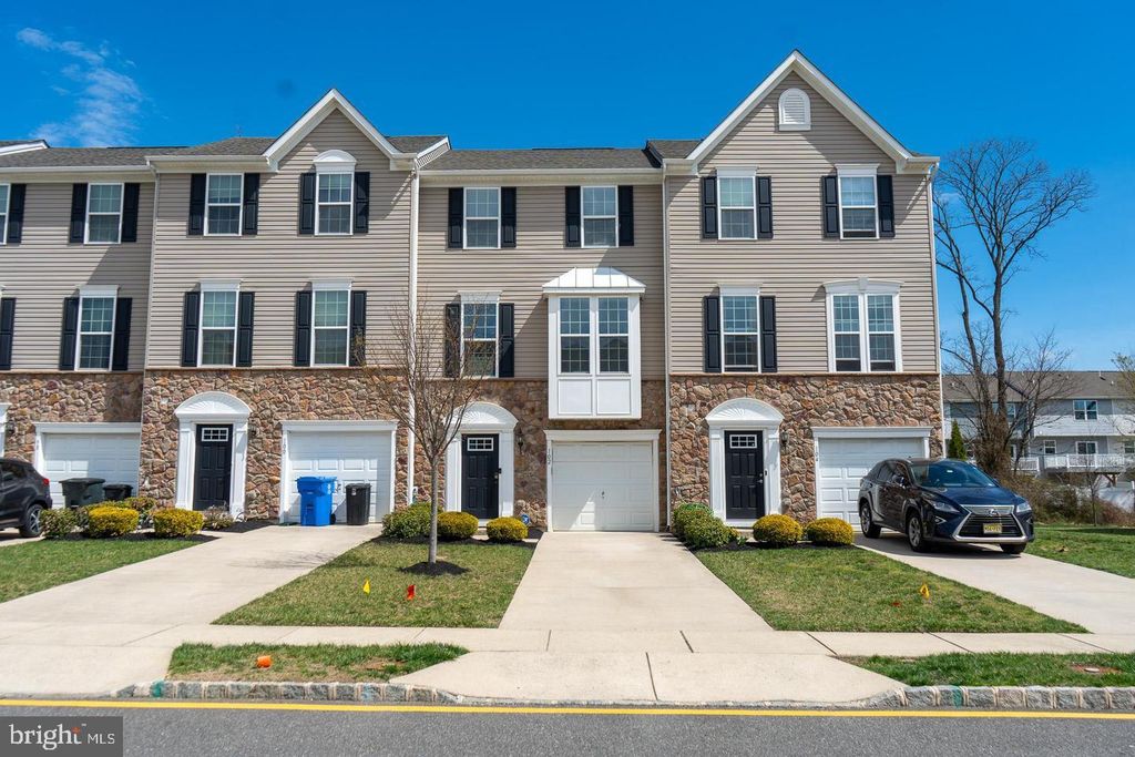 102 BENFORD LN, Edgewater Park, NJ 08010