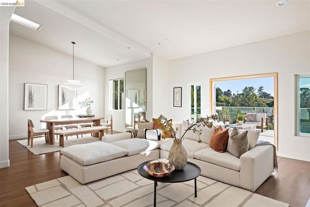 6577 Glen Oaks Way, Oakland, CA 94611