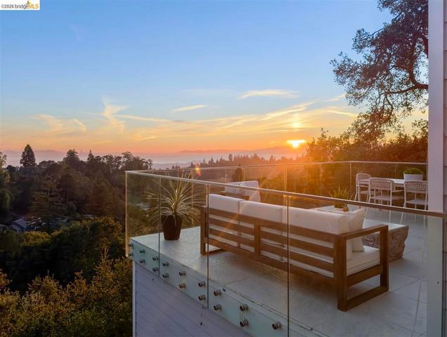 6577 Glen Oaks Way, Oakland, CA 94611