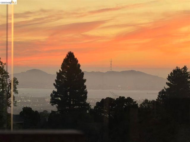 6577 Glen Oaks Way, Oakland, CA 94611