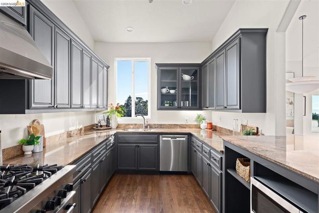 6577 Glen Oaks Way, Oakland, CA 94611