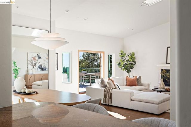 6577 Glen Oaks Way, Oakland, CA 94611