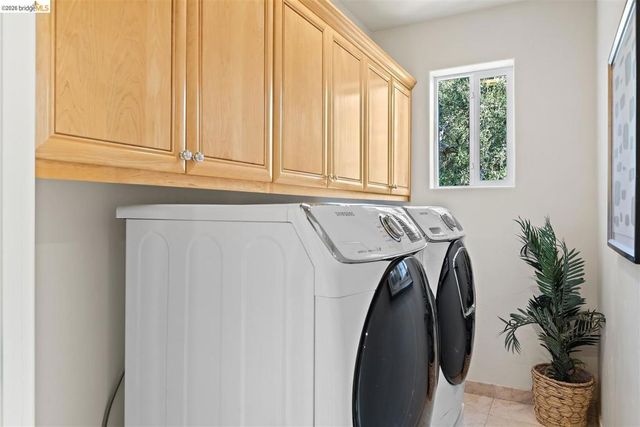 6577 Glen Oaks Way, Oakland, CA 94611