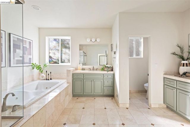 6577 Glen Oaks Way, Oakland, CA 94611