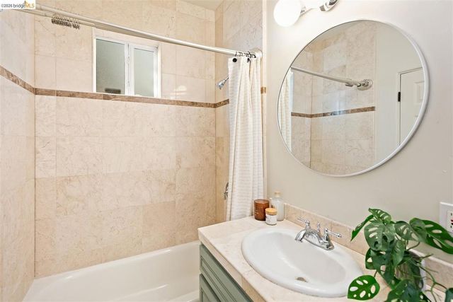 6577 Glen Oaks Way, Oakland, CA 94611