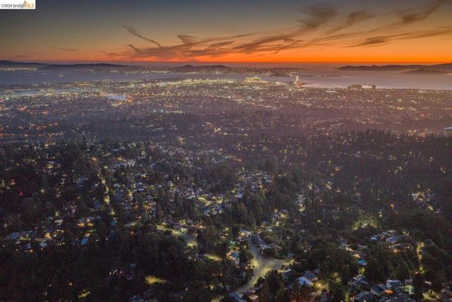 6577 Glen Oaks Way, Oakland, CA 94611
