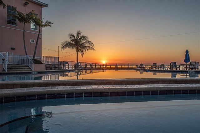 4725 COQUINA KEY DRIVE SE D, St Petersburg, FL 33705