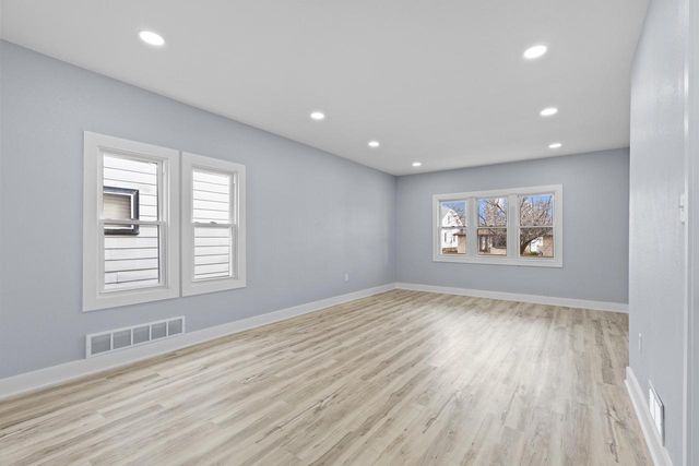 3820 Munkwitz AVENUE, Cudahy, WI 53110