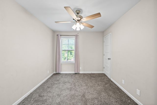 925 Oak Ln, Clarksville, TN 37040