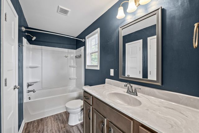 925 Oak Ln, Clarksville, TN 37040