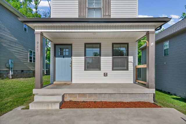 925 Oak Ln, Clarksville, TN 37040