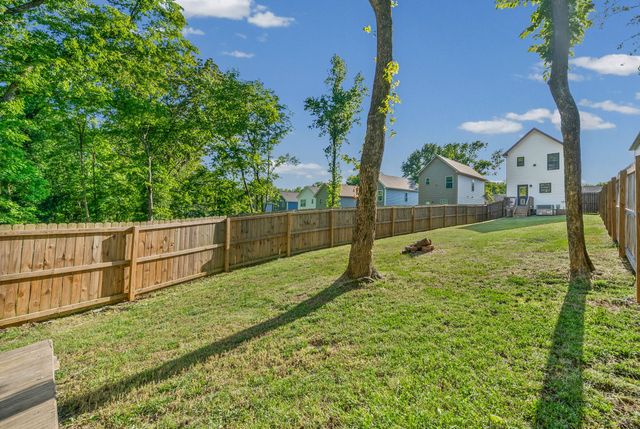 925 Oak Ln, Clarksville, TN 37040