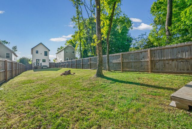 925 Oak Ln, Clarksville, TN 37040