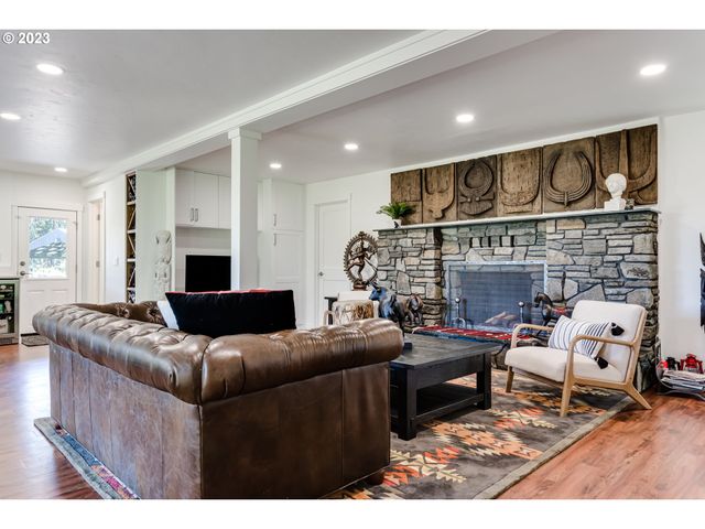 23681 SUTTLE Rd, Veneta, OR 97487