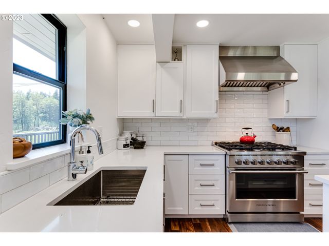 23681 SUTTLE Rd, Veneta, OR 97487