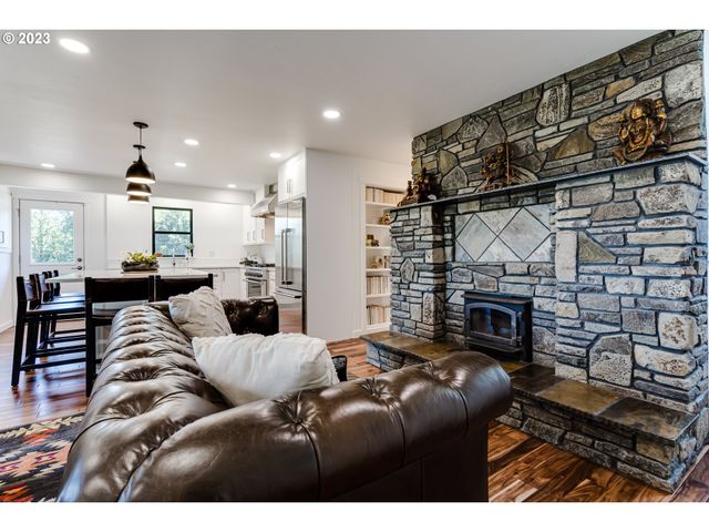 23681 SUTTLE Rd, Veneta, OR 97487