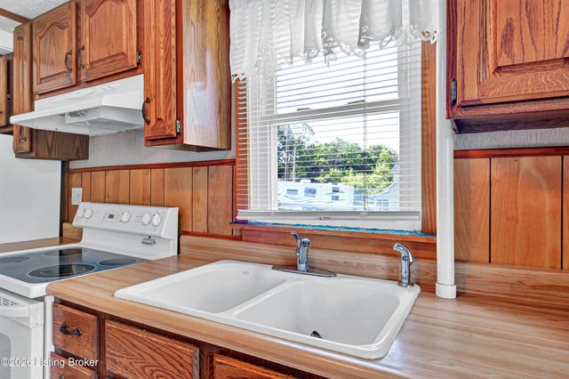 404 Gilliland Rd, Louisville, KY 40245