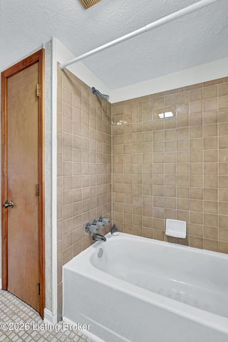 404 Gilliland Rd, Louisville, KY 40245