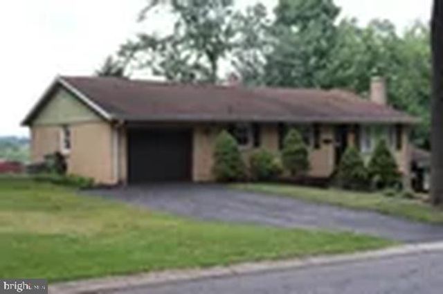 1813 MARTIN DR, Lebanon, PA 17046