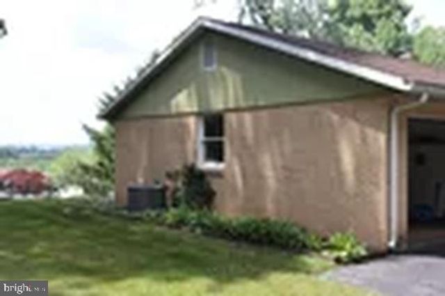 1813 MARTIN DR, Lebanon, PA 17046