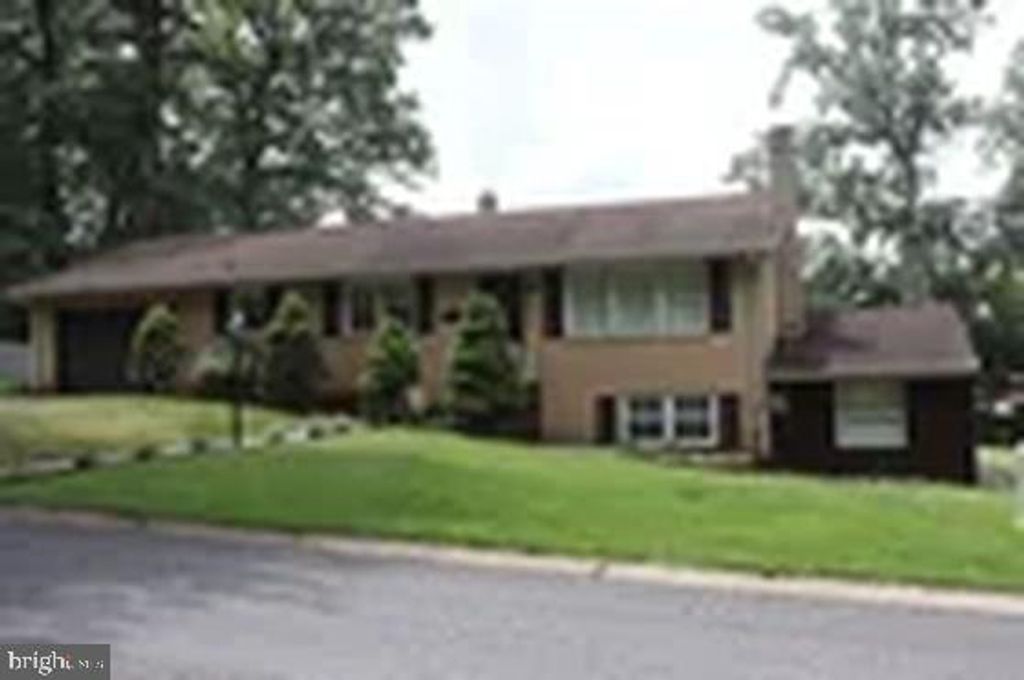 1813 MARTIN DR, Lebanon, PA 17046