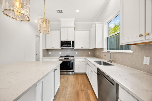 1530 W 34th Street, Houston, TX 77018