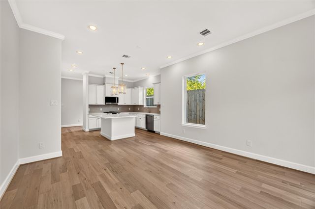 1530 W 34th Street, Houston, TX 77018