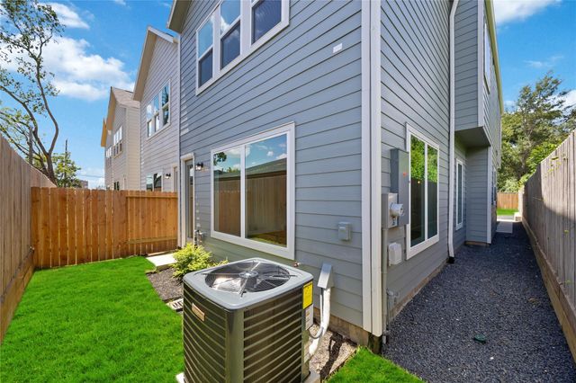 1530 W 34th Street, Houston, TX 77018