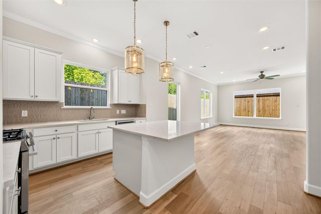 1530 W 34th Street, Houston, TX 77018