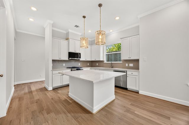 1530 W 34th Street, Houston, TX 77018