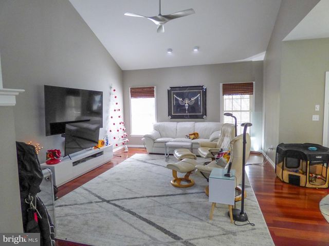 1742 STONE HILL DR, York, PA 17402