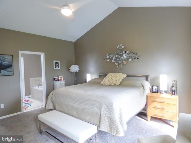 1742 STONE HILL DR, York, PA 17402