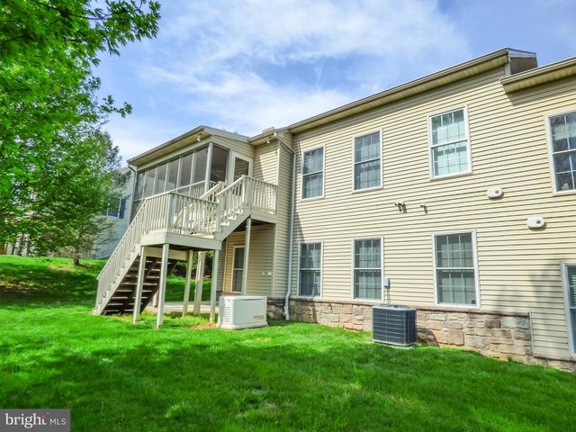 1742 STONE HILL DR, York, PA 17402