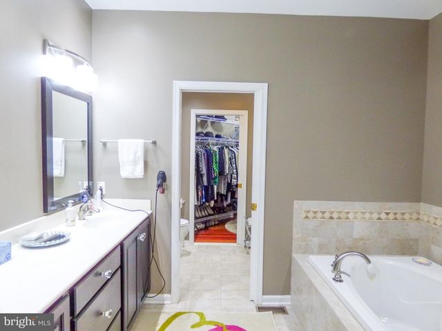 1742 STONE HILL DR, York, PA 17402
