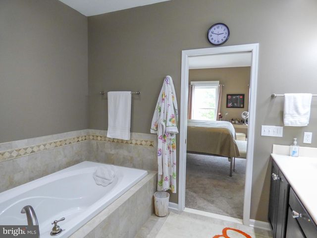 1742 STONE HILL DR, York, PA 17402