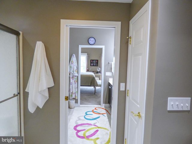 1742 STONE HILL DR, York, PA 17402