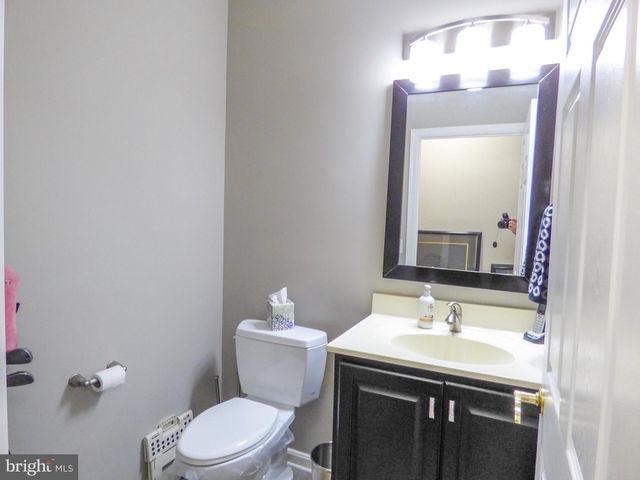 1742 STONE HILL DR, York, PA 17402