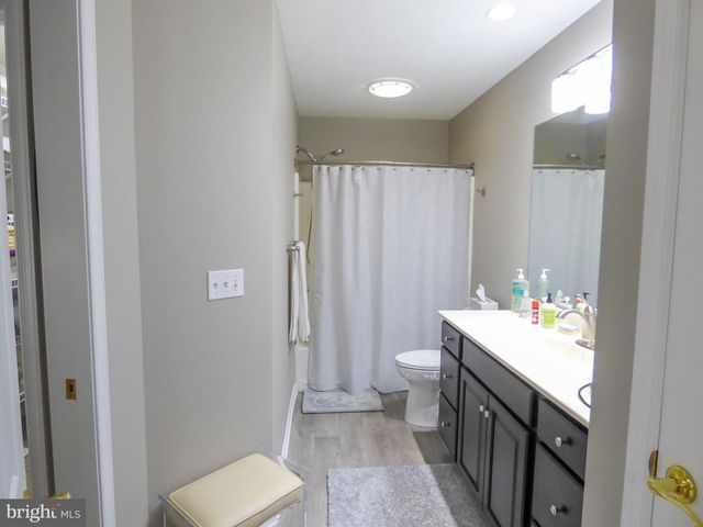 1742 STONE HILL DR, York, PA 17402