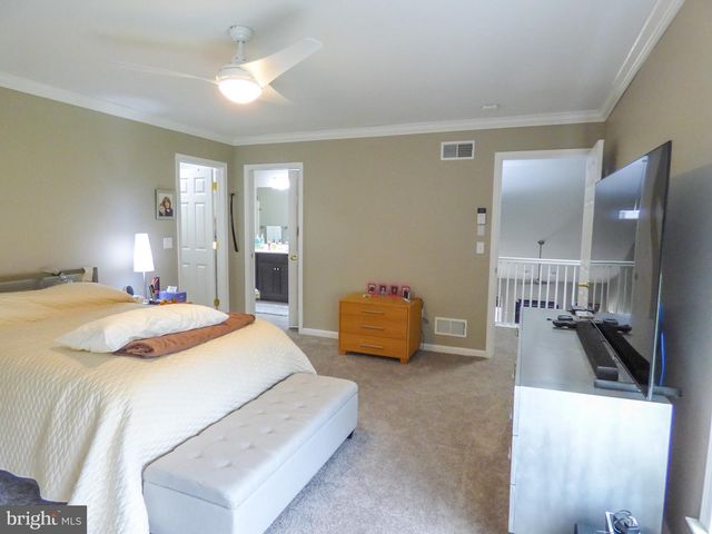 1742 STONE HILL DR, York, PA 17402