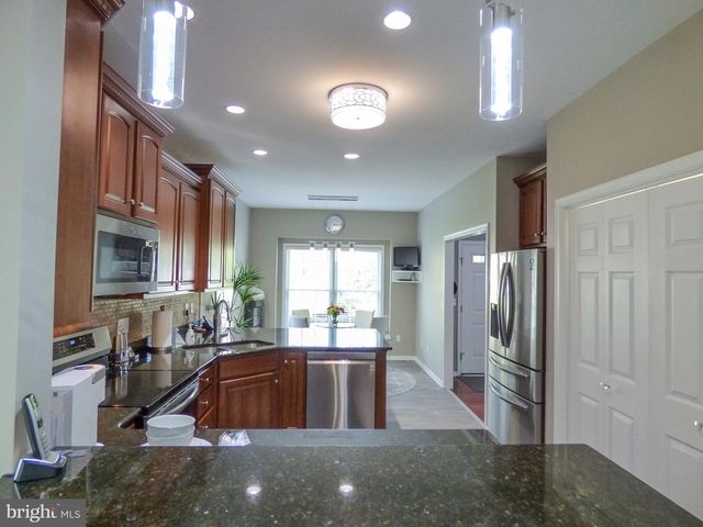 1742 STONE HILL DR, York, PA 17402