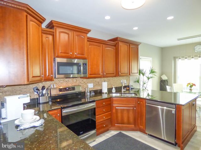 1742 STONE HILL DR, York, PA 17402