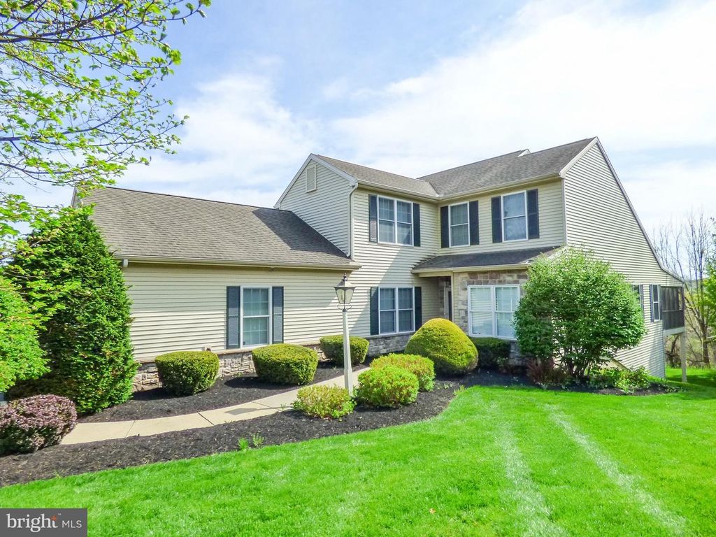 1742 STONE HILL DR, York, PA 17402