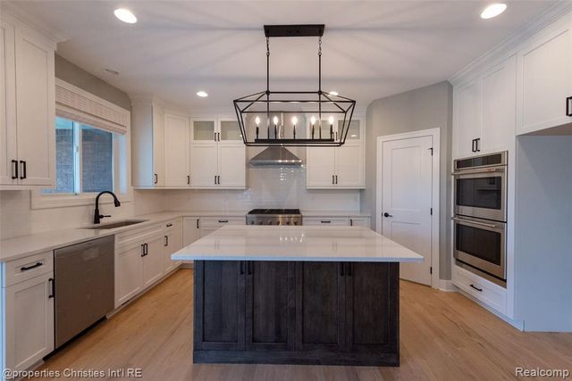 1933 Shane Ct, Oxford, MI 48370