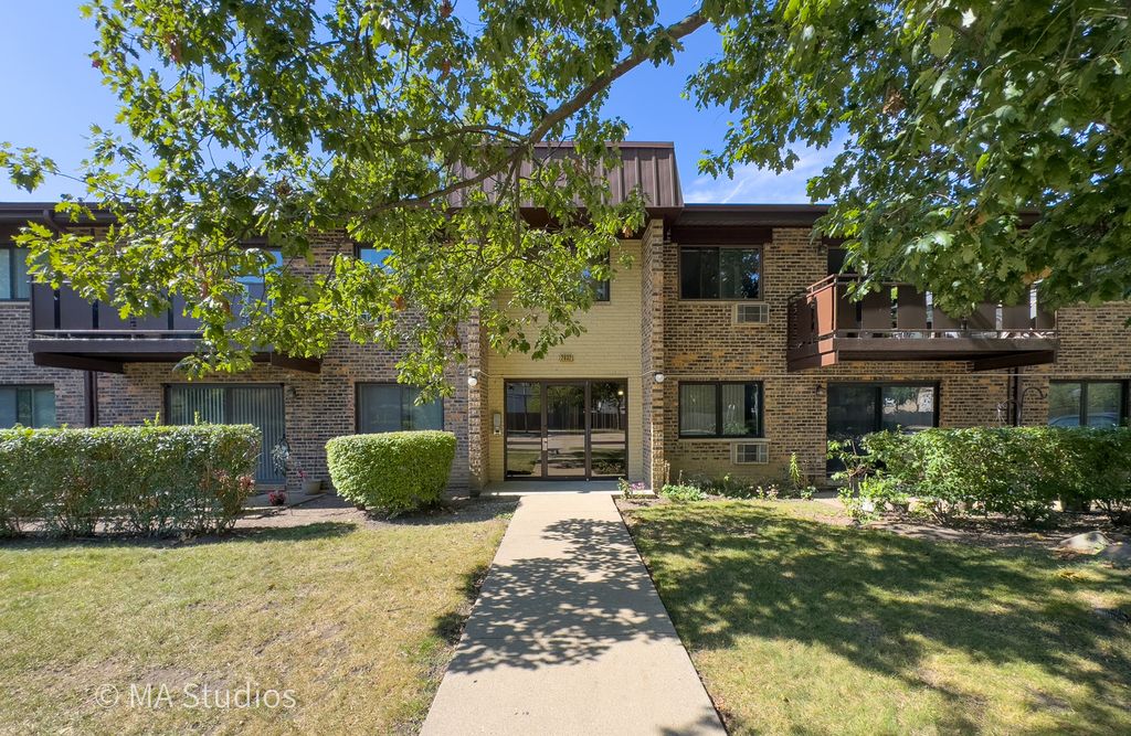 2632 N Windsor Drive 104, Arlington Heights, IL 60004