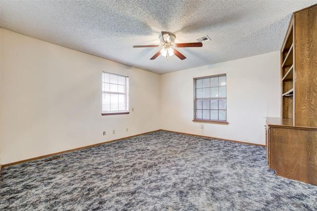 2301 S Manor Road, Yukon, OK 73099