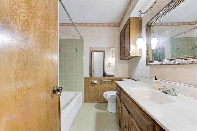 2301 S Manor Road, Yukon, OK 73099